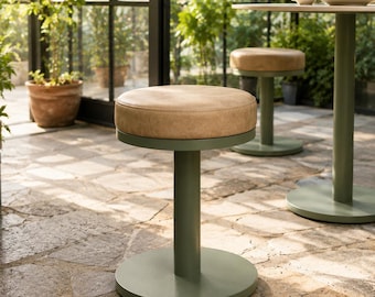 Sgabello rotondo imbottito con piedistallo / Seduta moderna in metallo per bistrot / Arredamento per caffè, bar e cucine / Sgabello di lusso