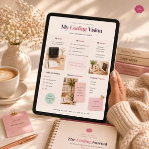 Pu&ograve; includere: Un tablet che mostra un pianificatore digitale intitolato My Coding Vision con sezioni per obiettivi, competenze e ispirazioni. Lo schermo presenta testo, liste di controllo e immagini di uno spazio di lavoro.