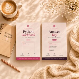 K&ouml;nnte beinhalten: Zwei zartrosa B&uuml;cher mit den Titeln Python Workbook und Answer Key, ein beiges, spiralgebundenes Coding Journal und ein ros&eacute;goldener Stift. Die B&uuml;cher enthalten Texte wie Comfy Syntax, Companion Edition und Where Women Code, Grow & Bloom.