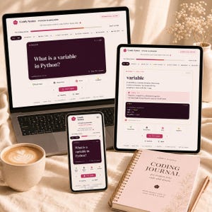 K&ouml;nnte beinhalten: Ein Laptop, ein Tablet und ein Smartphone mit der Comfy Syntax Python-Lernkartenoberfl&auml;che, daneben ein spiralgebundenes Coding Journal f&uuml;r Frauen, die programmieren und tr&auml;umen, ein Stift und eine Tasse Kaffee mit Latte Art auf einer Textur.