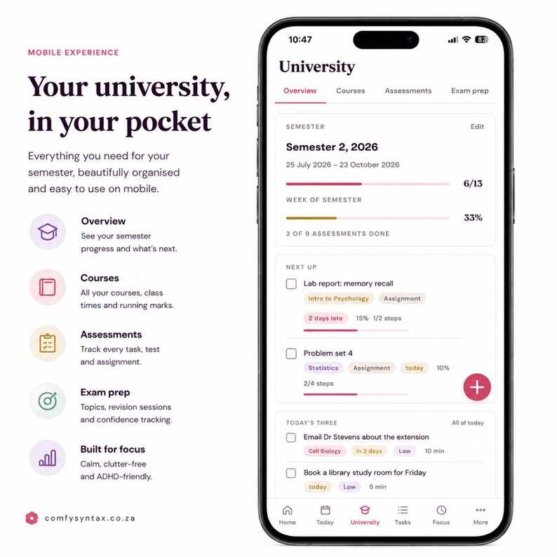 Pu&ograve; includere: Uno smartphone mostra l'interfaccia di un'app universitaria con sfondo bianco, testo scuro e accenti rosa. Lo schermo visualizza una panoramica del semestre, l'elenco dei corsi, il monitoraggio delle valutazioni e un elenco di attivit&agrave; con barre di progresso.