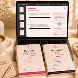 K&ouml;nnte beinhalten: Ein Laptop zeigt eine Seite eines Python-Arbeitsbuchs mit &Uuml;bungen, platziert hinter einem physischen Python Workbook und einem Answer Key. Ein spiralgebundenes Coding Journal, ein Stift, eine Kaffeetasse und eine Kerze stehen auf dem Schreibtisch.