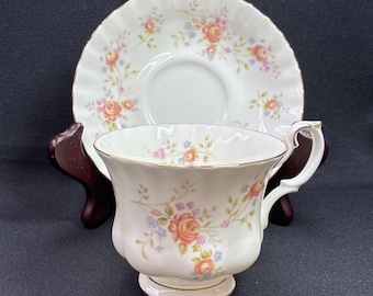 Royal Albert Peach Rose Montrose Tea Cup & Saucer 1982 England Bone China Footed