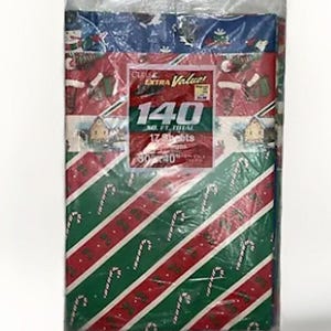Peut inclure: Un paquet de papier cadeau de Noël dans une pochette en plastique transparent. Le papier présente un motif à rayures diagonales rouges et vertes avec des sucres d'orge, et une section supérieure avec des bonhommes de neige. Texte : 140 SQ. FT. TOTAL 17 Sheets 76 cm x 102 cm.