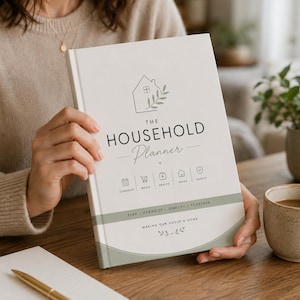 Puede incluir: Un libro de tapa dura blanco titulado The Household Planner con un gráfico verde salvia de una casa y hojas. La portada presenta iconos para horarios, comidas, salud, hogar y seguridad, con el texto Plan, Organize, Simplify, Together y Making Our House A Home.