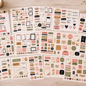 Könnte beinhalten: Ein Scrapbook-Aufkleber-Set mit mehreren Bögen selbstklebender Etiketten in verschiedenen Formen, Größen und Farben. Die Sammlung enthält Rahmen, Banner, Herzen und Textphrasen wie 'The Ultimate Scrapbook Sticker Bundle' und 'Create Beautiful Memories', die auf dem Deckblatt gedruckt sind.