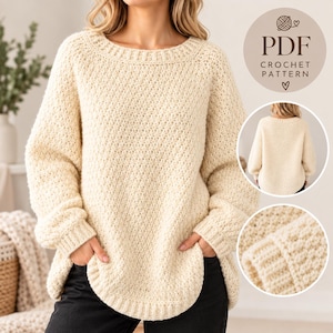Op de afbeelding: Een crèmekleurige trui met lange mouwen, een gehaakt textuurpatroon, een geribbelde ronde hals en geribbelde boorden. De afbeelding bevat een cirkelvormig label met de tekst PDF CROCHET PATTERN en twee kleine cirkels met de achterkant.