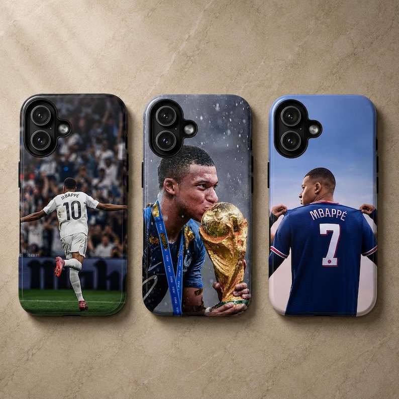 Pode incluir: Tr&ecirc;s capas retangulares para telem&oacute;vel com Kylian Mbapp&eacute;. A capa da esquerda mostra um jogador com camisola branca e o n&uacute;mero 10. A central mostra um jogador a beijar um trof&eacute;u dourado. A da direita mostra uma camisola azul com o n&uacute;mero 7.