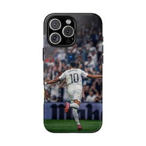 Pode incluir: Uma capa de smartphone preta com um gr&aacute;fico impresso de um jogador de futebol vestindo uma camisa branca com o nome MBAPPE e o n&uacute;mero 10 nas costas. O jogador &eacute; mostrado de costas, correndo em um campo verde com uma multid&atilde;o desfocada.