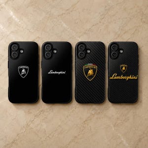 Puede incluir: Cuatro fundas negras para teléfono con el logotipo de Lamborghini. Las fundas presentan el emblema de Lamborghini en blanco y dorado, con un diseño de fibra de carbono. La palabra "Lamborghini" está impresa en algunas fundas.