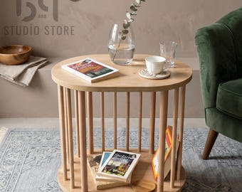 Mesa auxiliar moderna de mediados de siglo hecha a mano, mesa de acento escandinava de madera natural.