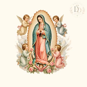 Pode incluir: Uma representação de Nossa Senhora de Guadalupe vestindo um manto azul-petróleo com estrelas douradas sobre um vestido rosa, em pé sobre uma lua crescente. Ela está rodeada por quatro querubins alados, rosas cor-de-rosa e um sol radiante.