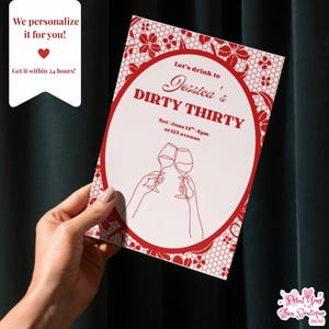 Può includere: Un biglietto d'invito rettangolare con un bordo in pizzo rosso e una cornice ovale centrale. Il testo recita Let's drink to Jessica's DIRTY THIRTY, Sat June 14th 8pm at 123 avenue. Un'illustrazione a linee mostra due mani che brindano.