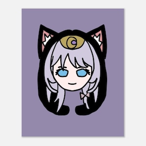 Puede incluir: Una ilustración digital de un personaje con cabello violeta claro y ojos azul brillante, que lleva una capucha negra con orejas de gato. El personaje presenta un emblema de luna creciente dorada en la frente y un pequeño lazo en el cuello, sobre fondo morado.