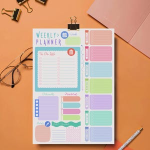 Pode incluir: Uma folha de planeamento semanal com um layout colorido, incluindo secções para uma lista de tarefas, prioridades, recados, notas e um rastreador de hábitos. O design apresenta caixas de cores pastel para cada dia da semana e etiquetas.