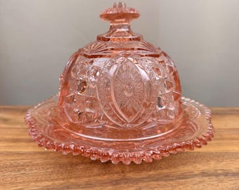 Conjunto de 2 peças de travessa vintage rosa para manteiga e queijo, em vidro da época da Grande Depressão, com tampa abaulada.