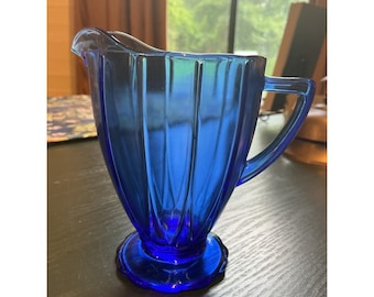 Vintage Hazel Atlas Footed Creamer Newport Hairpin w kolorze kobaltowo-niebieskim ze szkła