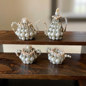 Servizio da tè in miniatura vintage Pearl, composto da 4 pezzi e decorato con perle finte.
