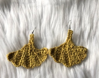 Crocheted ginkgo leaf dangle earrings. Boho statement earrings. Gingko leaf jewelry. Ginkgo biloba. Plant earrings, leaf jewelry. Unique.