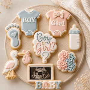 Può includere: Una collezione di biscotti decorati per una rivelazione di genere, inclusi body con le scritte Boy e Girl, un piedino, un biberon, una cicogna, un biscotto a forma di nuvola con il testo Boy or Girl?, un biscotto con ecografia e un cartello BABY.