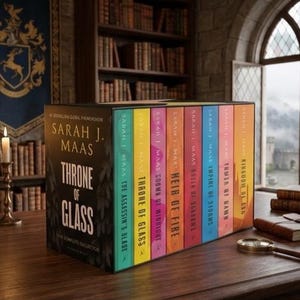 Può includere: Una collezione completa della serie di libri "Throne of Glass" di Sarah J. Maas. Il cofanetto presenta una scatola nera con il titolo della serie e il nome dell'autore, e i singoli libri hanno dorsi colorati.
