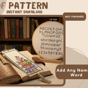 Op de afbeelding: Een PDF-kruissteekpatroon met een alfabet- en cijfersampler in een houten borduurring, naast een afgewerkt bladwijzerontwerp met een stapel kleurrijke boeken en een dampende mok, met de tekst PDF PATTERN INSTANT DOWNLOAD.