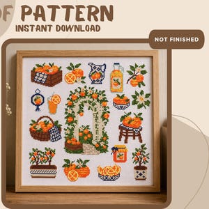 Pode incluir: Um padrão de ponto cruz em PDF intitulado PDF PATTERN INSTANT DOWNLOAD NOT FINISHED apresentando um arco central coberto de laranjas rodeado por vários motivos temáticos de laranja, incluindo cestas, potes, árvores e frutas.