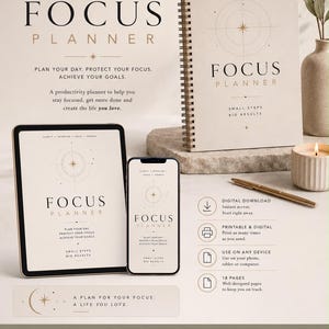 Puede incluir: Un cuaderno Focus Planner de espiral con cubierta beige, una tableta y un teléfono inteligente que muestran la misma interfaz de planificador. El texto dice Focus Planner, Plan Your Day, Protect Your Focus, Achieve Your Goals, Small Steps Big Results.