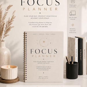 Puede incluir: Una agenda Focus Planner de espiral con cubierta beige que presenta gráficos celestiales y el texto: Focus Planner, Plan your day. Protect your focus. Achieve your goals. A productivity planner to help you stay focused, get more done and create the life you love. Small steps big results.