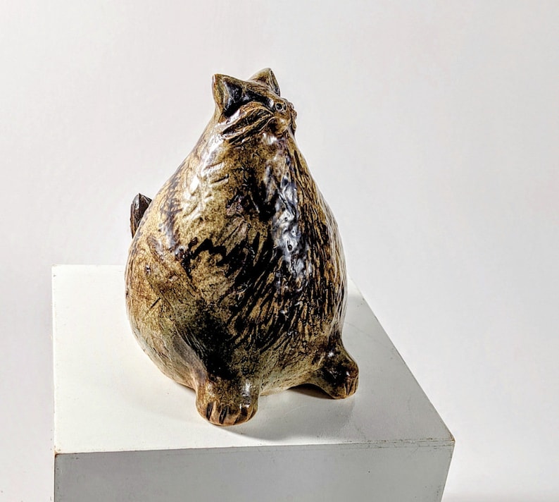 POTTERY CAT Finland SIPOO Brown Tan Incised Handmade Amorphous Fat Feline Helsinki Sibbo Hogbacka 70s Mid Cent Finish Ceramics Signed ExC image 4