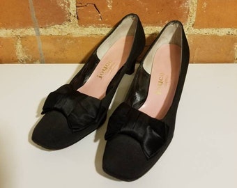 NOT FOR SALE // Joyce California Heels 50's Black Satin Bow Pumps Church Funeral 60's Retro Classic Size 7.5 Narrow Mod Pink Lining Wedding