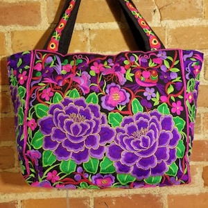 BOLSO DE COMPRAS BORDADO // Bolso vintage con estampado floral, morado, rosa intenso, vibrante, brillante y colorido, años 90, primavera, verano, extragrande, verde, dorado y negro
