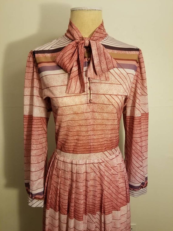 GEOMETRIC PLEATED DRESS / Vintage 70s Red Pink Bu… - image 4