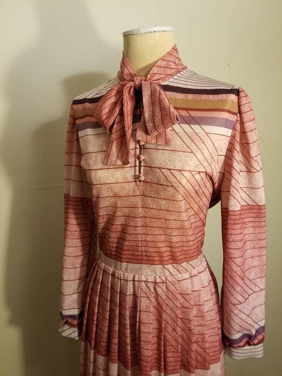 GEOMETRIC PLEATED DRESS / Vintage 70s Red Pink Bu… - image 5