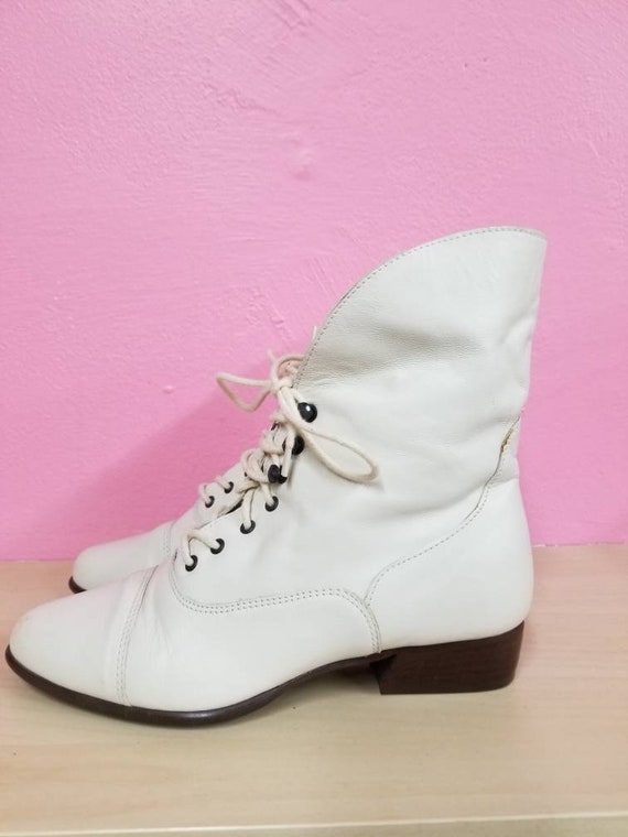 80's LEATHER GRANNY BOOTS // Vintage Creamy White