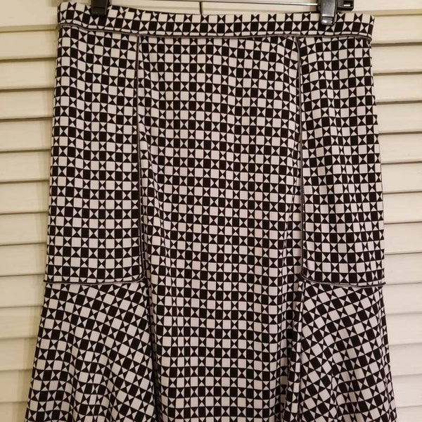 MAX STUDIO SKIRT // 90's Black and White Geometric Diamond Print Retro Modern Mod Skirt Size S Preppy Comfortable Elastic Waist Knee Length