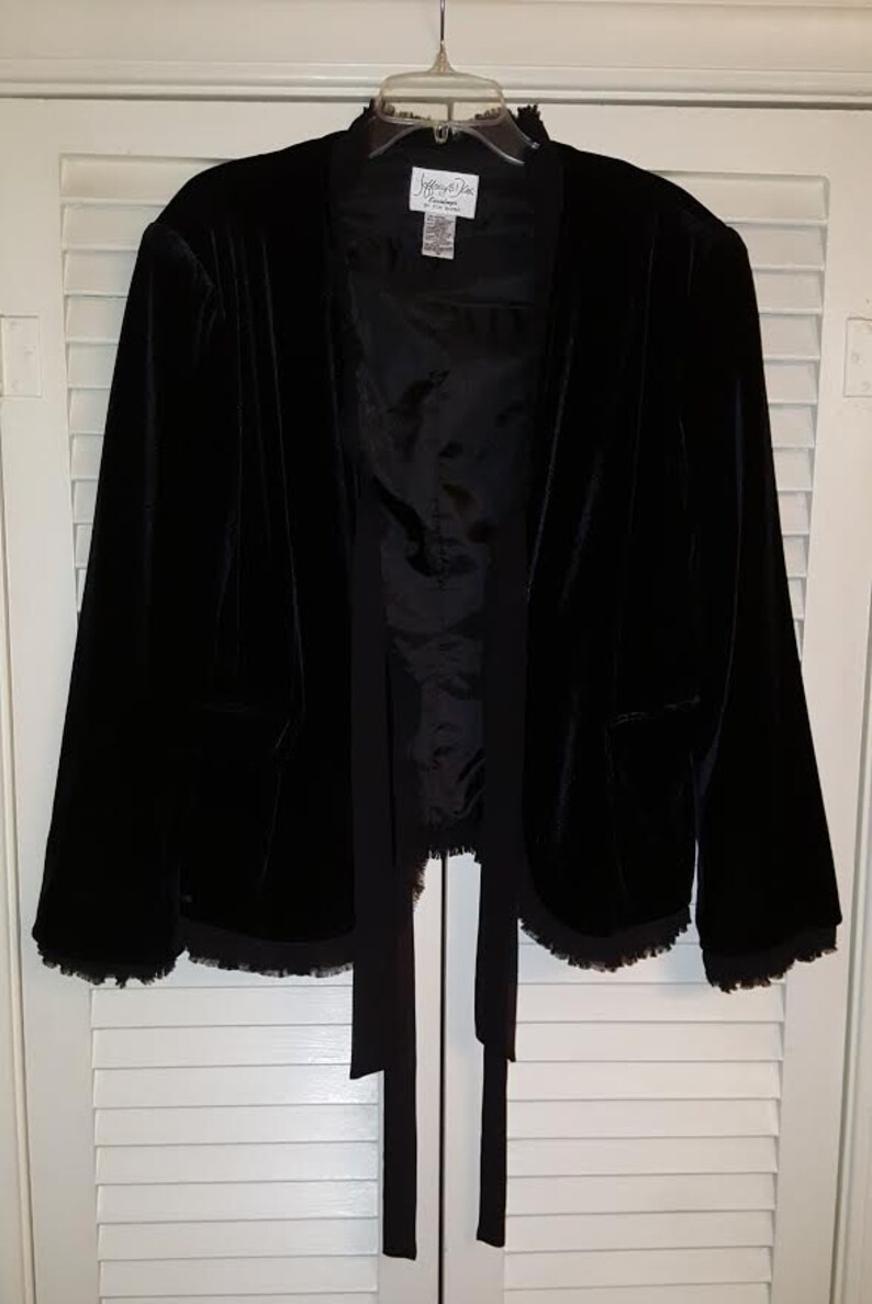 JEFFREY /& DARA EVENINGS Tom Barra Black Velvet Blazer Jacket Bow Tie Closure Vintage Size 16 Plus 90/'s Wedding Formal Occasion Funeral