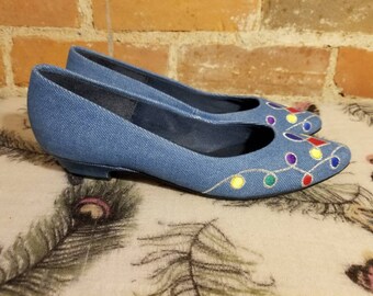 SELBY DENIM FLATS // Totally 80's Blue Denim Jewel Embroidered Ballet Flats Kitten Heels Size 7 Comfort Flex 90210 Saved by the Bell Blossom