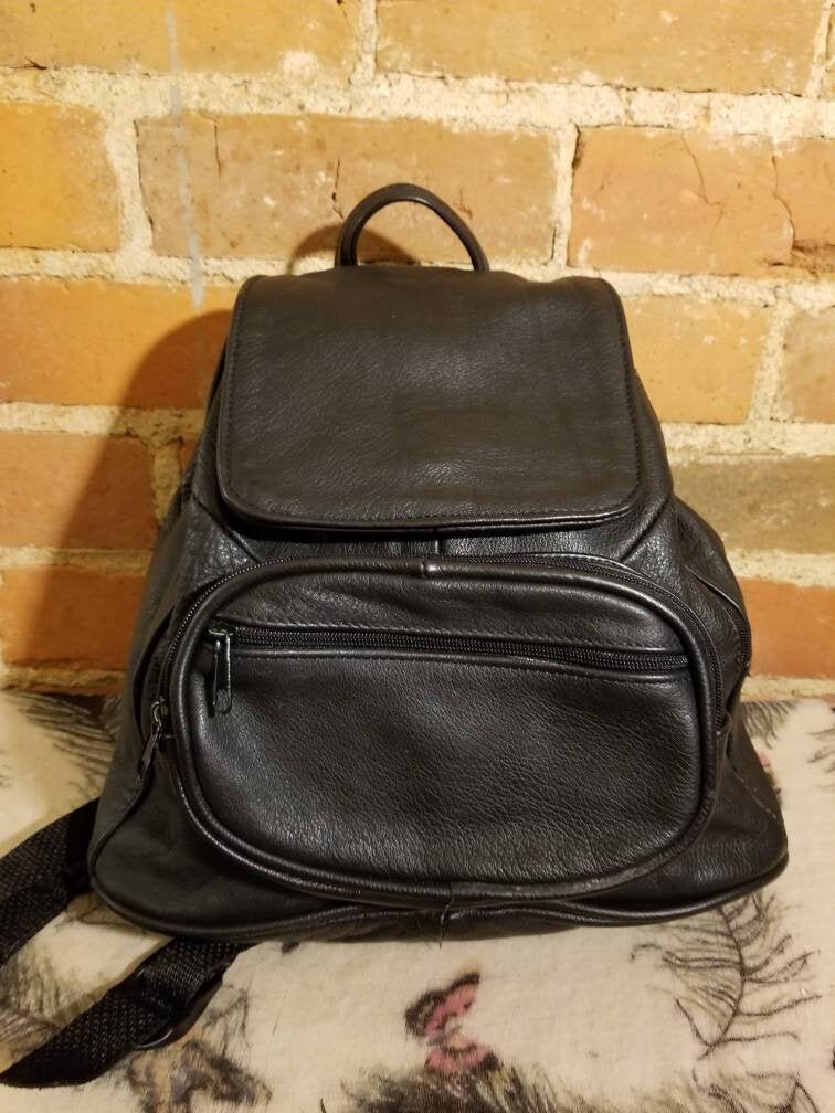 BLACK LEATHER BACKPACK // Vintage 90's 