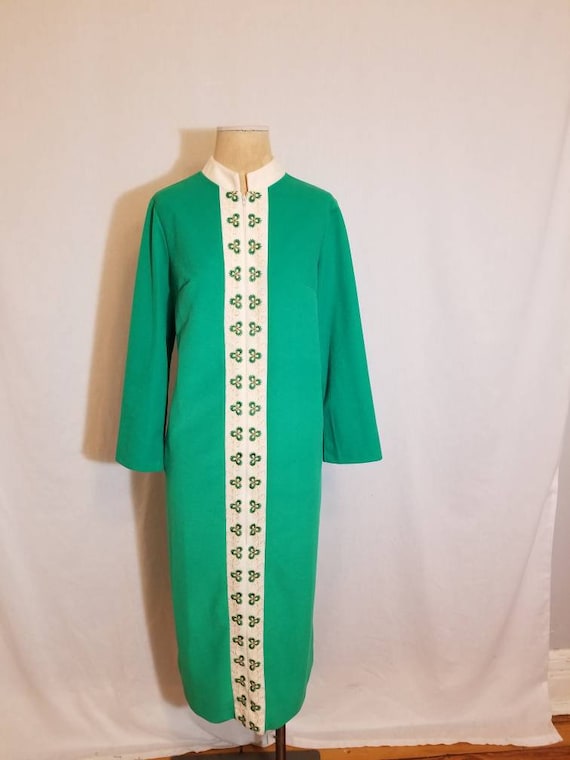 VINTAGE HOUSE COAT // 70's At Home Wear Sears Bright Green St. Patty's Day Kaftan Long Nightgown Robe Caftan Comfortable Cozy Bath M Retro