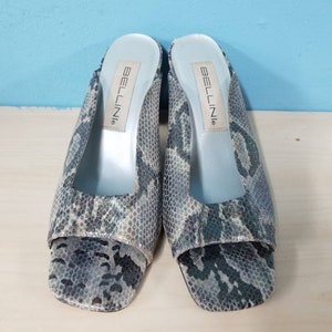 TALONS PAILLETÉS EN PEAU DE SERPENT / vintage Bellini talons irisés mules métalliques années 90 claquettes d&#39;été des années 80 taille 7 boules talons carrés 90210 sandales