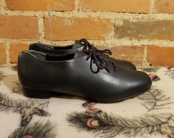 BLACK TAP SHOES / Capezio Schwarze Kunstleder Tap Schuhe Tänzer tanzen Größe 7,5 Schnürung Performance Kostüm Showgirl Unisex Männer Frauen