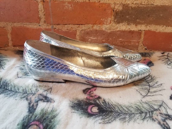 SILVER SNAKESKIN FLATS // Vintage 80's J. Renee  … - image 3