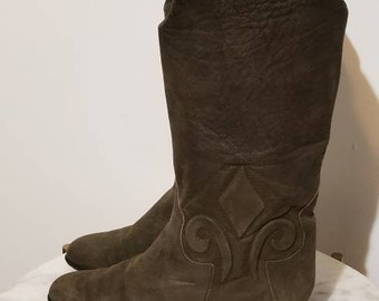 BONWIT TELLER LEATHER Boots // 80's Cowgirl Olive Green Suede Cowboy Pointy Mid Calf Southwestern Punk Rockstar Textured Italy Sz. 5 Punk