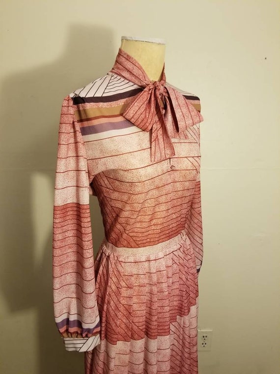 GEOMETRIC PLEATED DRESS / Vintage 70s Red Pink Bu… - image 3