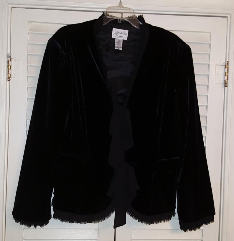 JEFFREY /& DARA EVENINGS Tom Barra Black Velvet Blazer Jacket Bow Tie Closure Vintage Size 16 Plus 90/'s Wedding Formal Occasion Funeral