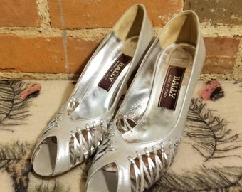 BALLY SILVER HEELS // Scarpe con tacco a spillo vintage anni '70 in argento metallizzato con punta aperta e intarsi intrecciati, taglia 7, Disco Studio 54, tacchi alti sexy anni '80, matrimonio in Italia