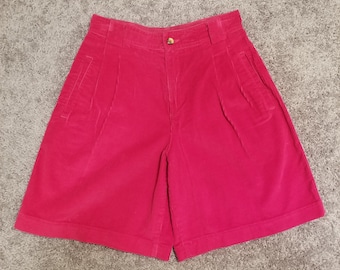 Könnte beinhalten: Rote Cordhose mit Knopfleiste und zwei Vordertaschen.
