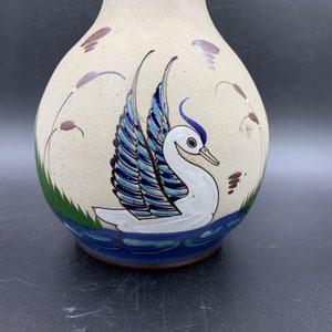 Vase en grès de Tonala, Mexique vintage peint à la main oiseau canard cygne papillon signé Mateos Tostados image 3