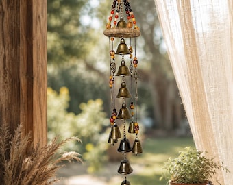 Carillon décoratif en bois et métal – Suspension artisanale avec clochettes et perles – Pièce unique